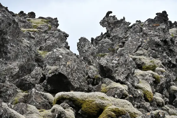 İzlanda 'nın İzlanda Dağları, İskandinavya' da bir lav alanında volkanik kül ve lav oluşumları