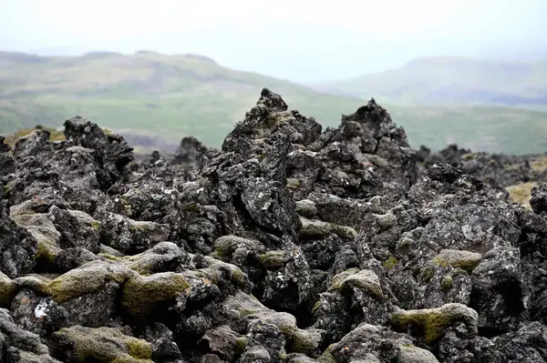 İzlanda 'nın İzlanda Dağları, İskandinavya' da bir lav alanında volkanik kül ve lav oluşumları