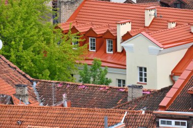 Litvanya 'nın başkenti ve en büyük şehri Vilnius' un eski kasaba mimarisinin havadan görünüşü