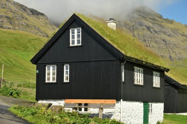 Danimarka 'nın Faroe Adaları' nda çim çatılı tipik bir ev.