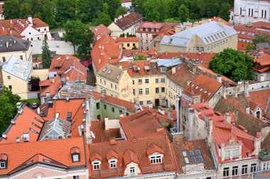 Litvanya, Vilnius, Haziran 05, 2025: Litvanya 'nın başkenti ve en büyük kenti Vilnius' un eski kent mimarisinin havadan görünüşü