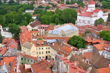 Litvanya, Vilnius, Haziran 05, 2025: Litvanya 'nın başkenti ve en büyük kenti Vilnius' un eski kent mimarisinin havadan görünüşü