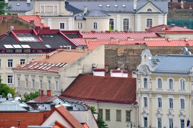 Litvanya, Vilnius, Haziran 05, 2025: Litvanya 'nın başkenti ve en büyük kenti Vilnius' un eski kent mimarisinin havadan görünüşü