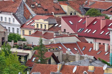 Litvanya, Vilnius, Haziran 05, 2025: Litvanya 'nın başkenti ve en büyük kenti Vilnius' un eski kent mimarisinin havadan görünüşü