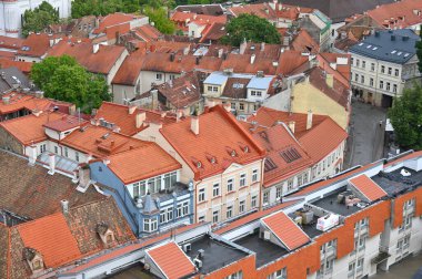 Litvanya, Vilnius, Haziran 05, 2025: Litvanya 'nın başkenti ve en büyük kenti Vilnius' un eski kent mimarisinin havadan görünüşü