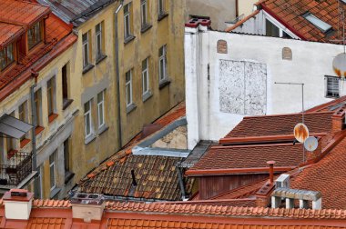 Litvanya 'nın başkenti ve en büyük şehri Vilnius' un eski kasaba mimarisinin havadan görünüşü