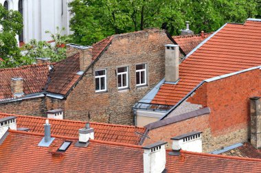 Litvanya 'nın başkenti ve en büyük şehri Vilnius' un eski kasaba mimarisinin havadan görünüşü