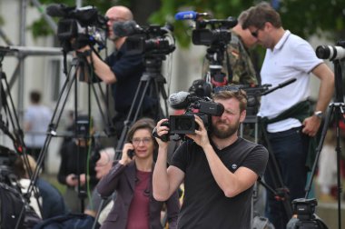 Litvanya, Vilnius, 22 Mayıs 2025 Vilnius: Vilnius 'ta siyasi bir olayı filme alan bilinmeyen kişiler. Vilnius, Litvanya 'nın başkenti ve en büyük şehridir.