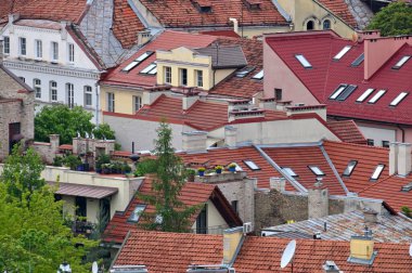 Litvanya, Vilnius, Haziran 05, 2025: Litvanya 'nın başkenti ve en büyük kenti Vilnius' un eski kent mimarisinin havadan görünüşü