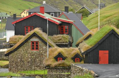 Faroe Adaları, Danimarka çim ile tipik evler çatı