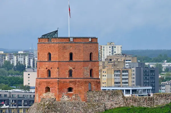 Litvanya, Vilnius, Haziran 05, 2025: Litvanya 'nın başkenti ve en büyük kenti olan Vilnius' taki Gediminas kulesine bakın.