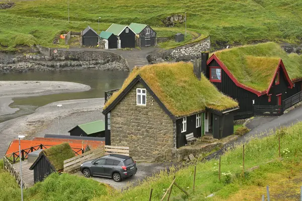 Faroe Adaları, Danimarka - 11 Ağustos 2024: Faroe Adaları, Danimarka 'da çimen çatılı tipik evler