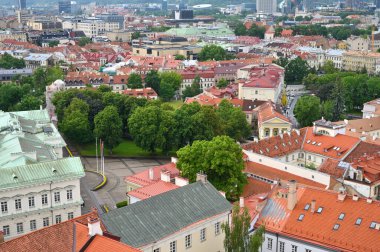 Litvanya, Vilnius, Haziran 05, 2025: Litvanya 'nın başkenti ve en büyük kenti Vilnius' un eski kent mimarisinin havadan görünüşü