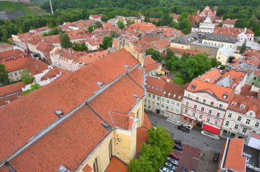 Litvanya, Vilnius, Haziran 05, 2025: Litvanya 'nın başkenti ve en büyük kenti Vilnius' un eski kent mimarisinin havadan görünüşü