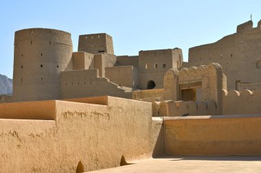 Bahla Kalesi 'nin içinde, Nizwa yakınlarında Umman Sultanlığı' nda.