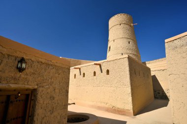Bahla Kalesi 'nin içinde, Nizwa yakınlarında Umman Sultanlığı' nda.