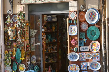 Cefalu, İtalya - 28 Ekim 2023: Sicilya 'da renkli geleneksel seramik hatıraları. Cefalu, İtalya 'nın Sicilya adası.
