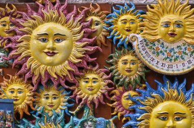 Cefalu, İtalya - 28 Ekim 2023: Sicilya 'da renkli geleneksel seramik hatıraları. Cefalu, İtalya 'nın Sicilya adası.