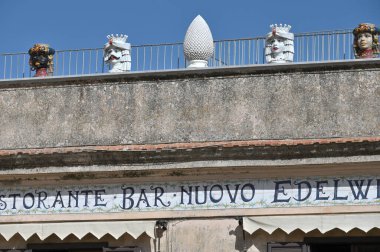 Cefalu, İtalya - 28 Ekim 2023: kafa şeklinde renkli seramik vazolar - Sicilya 'da geleneksel hatıra. Cefalu, İtalya 'nın Sicilya adası.