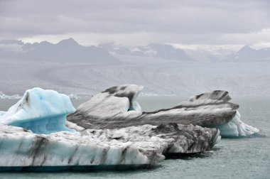 İzlanda 'daki ünlü Jokulsarlon buzul gölü, buzdağlarının kaynağının Vatnajokull şamandırası olduğu yer.