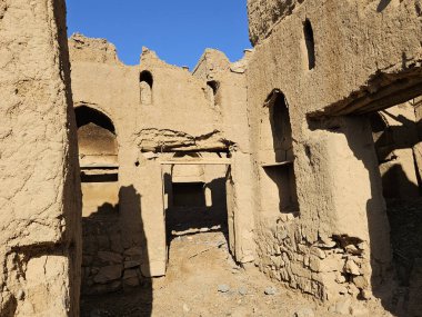 Umman Sultanı Al Hamra 'nın terk edilmiş köy binaları.