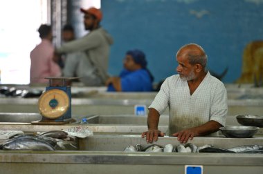 Umman, Muttrah - 31 Ekim 2024: Muttrah, Umman 'daki ünlü balık pazarında satıcı ve byers. Bu pazar Umman 'da turistik ilgi odağı.