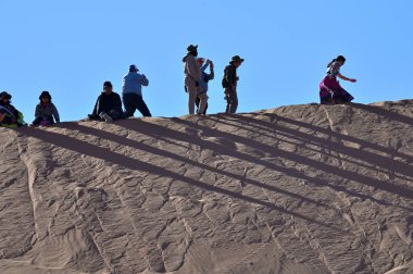 Sossusvlei, Namibia - 09 Temmuz 2025: Tanımlanamayan turistler Deadvlei Sossusvlei 'de kum tepesinde yürüyorlar. Namib-Naukluft Ulusal Parkı Namibya Afrika