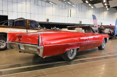 Vilnius, Litvanya - 4 Nisan 2025: Vilnius, Litvanya 'daki klasik Amerikan arabası Cadillac' ın detayları. Litvanya 'nın başkenti Vilnius' ta araba sergisi Klasik Otomobil