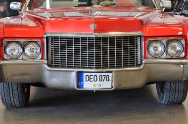 Vilnius, Litvanya - 4 Nisan 2025: Vilnius, Litvanya 'daki klasik Amerikan arabası Cadillac' ın detayları. Litvanya 'nın başkenti Vilnius' ta araba sergisi Klasik Otomobil