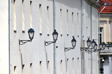 Litvanya 'nın Vilnius şehrinin duvarında sokak lambaları var.