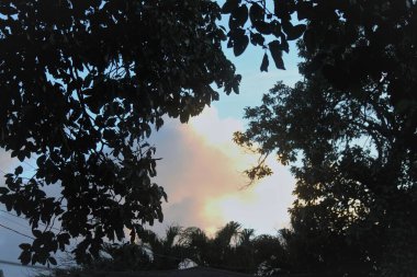 Turuncu ve mavi bulutlu duvar kağıdı