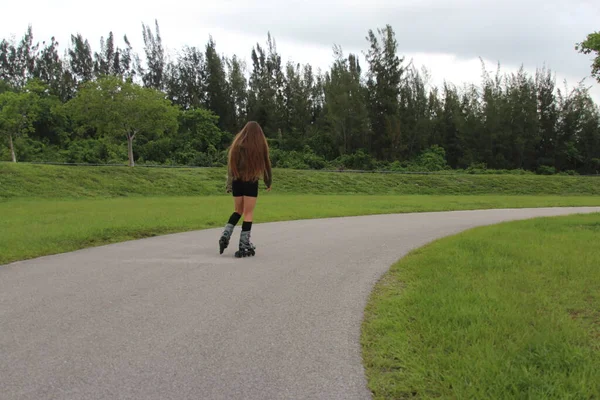 Jeune Femme Roller Dehors Dans Parc — Photo
