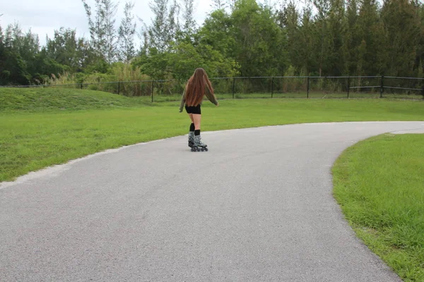 Jonge Vrouw Rolschaatsen Buiten Het Park — Stockfoto