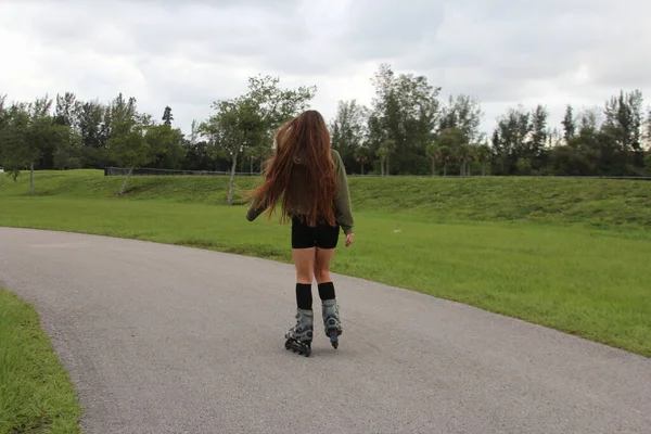 Jeune Femme Roller Dehors Dans Parc — Photo