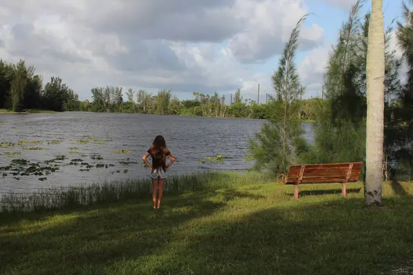 Jeune Femme Avec Longue Brune Profitant Vue Sur Lac — Photo