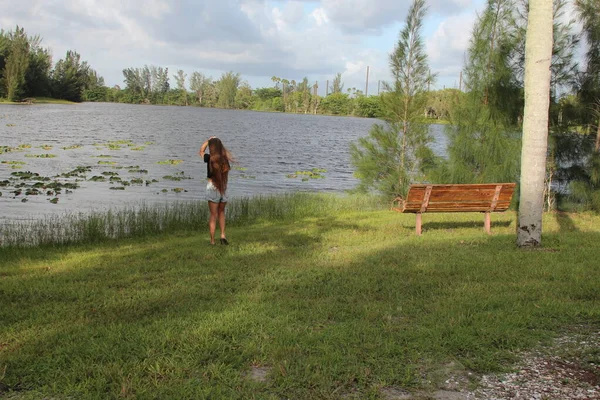 Young Woman Long Brunette Enjoying Lakeside View — Stock Photo, Image