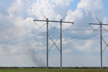 Elektrik direği ve gökyüzündeki kablolar.