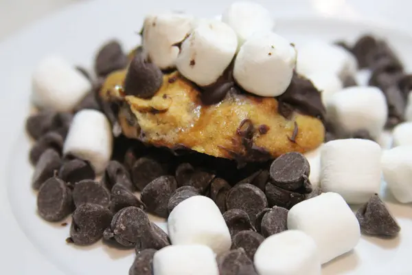 Schokolade Und Marshmallows Auf Einem Weißen Teller — Stockfoto