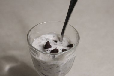 Beyaz arka planda çikolatalı dondurma.