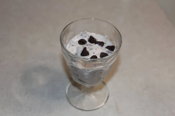 香草冰淇淋与巧克力片在玻璃器皿中 — 图库照片