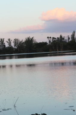 Akşamları gölün güzel manzarası