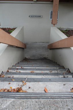 İki basamaklı ve metal parmaklıklı bir merdiven.