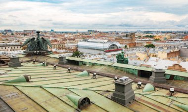 Rusya 'nın kuzey ve kültür başkenti St. Petersburg' daki St. Isaac 'in sütunundan şehrin ana eğlence merkezinin ve tarihsel bölümünün görüntülerine bakın.