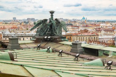 Rusya 'nın kuzey ve kültür başkenti St. Petersburg' daki St. Isaac 'in sütunundan şehrin ana eğlence merkezinin ve tarihsel bölümünün görüntülerine bakın.