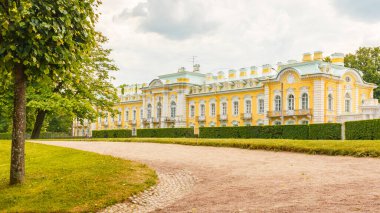 PETERHof, Rusya - 11 Haziran 2021. Ünlü müze kompleksi PETERHof 'un bir parçası olarak parkları, mimari kıyafetleri ve göletleri olan bahçeleri olan Freylinsky Şirketi' ni inşa etmek..