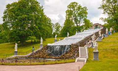 PETERHof, Rusya - 11 Haziran 2021. Meşhur müze kompleksi PETERHOF 'un bir parçası. Çeşmeler, pitoresk parklar, mimari giysiler ve havuzlu bahçeler..
