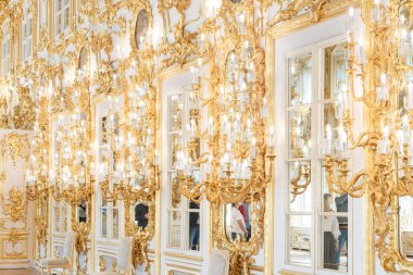 PETERHof, Rusya - 11 Haziran 2021. Peterhof Müzesi 'nin parkları, mimari kıyafetleri ve peyzaj bahçeleri olan bölgesindeki ana Büyük Saray' ın bir kısmı ya da bir kısmı.