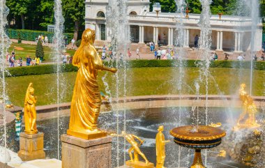 PETERHof, Rusya - 11 Haziran 2021. Büyük Saray 'daki Büyük Şelale Çeşmeleri' nin elementi. Müze kompleksinin bir kısmı parklarla, mimari çevrelerle ve havuzlu bahçelerle dolu.