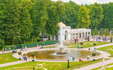 PETERHof, Rusya - 11 Haziran 2021. Müze kompleksinin bir kısmı Büyük Saray 'daki şelaleler, parklar, mimari giysiler ve göletli bahçelerle dolu..