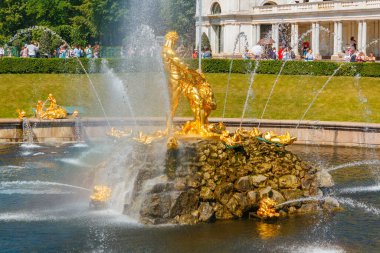 PETERHof, Rusya - 11 Haziran 2021. Büyük Saray 'daki Büyük Şelale Çeşmeleri' nin elementi. Müze kompleksinin bir kısmı parklarla, mimari çevrelerle ve havuzlu bahçelerle dolu.